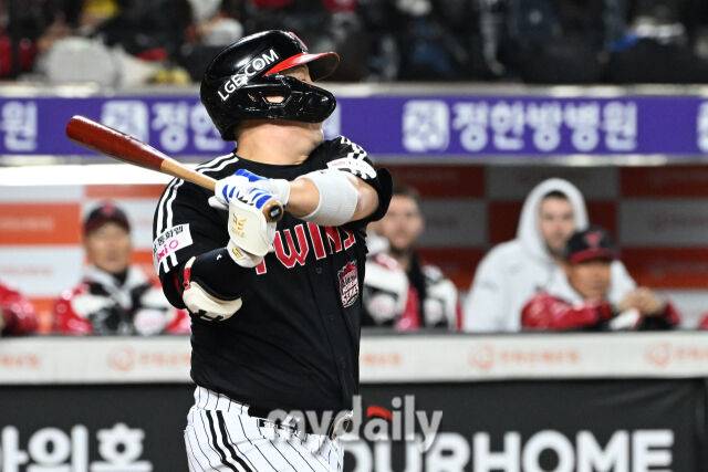 29일 대전 한화생명 볼파크 야구장에서 열린 '2025 신한 SOL 뱅크 KBO 한국시리즈 3차전' LG 트윈스와 한화 이글스 경기. LG 김현수가 타격을 하고 있다./마이데일리
