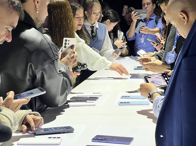 삼성전자가 25일(현지시간) 미국 샌프란시스코 팰리스 오브 파인 아트에서 갤럭시 언팩 2026이 열린 가운데 참석자들이 갤럭시S26 제품을 살펴보고 있다. 박혜림 기자