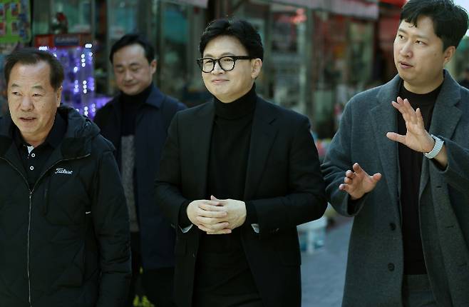대구 중구 교동 걷는 한동훈 (대구=연합뉴스) 김현태 기자 = 25일 오후 대구 중구 교동을 찾은 한동훈 전 국민의힘 대표가 거리를 살펴보고 있다. 2026.2.25 mtkht@yna.co.kr (끝) <저작권자(c) 연합뉴스, 무단 전재-재배포, AI 학습 및 활용 금지> 연합뉴스
