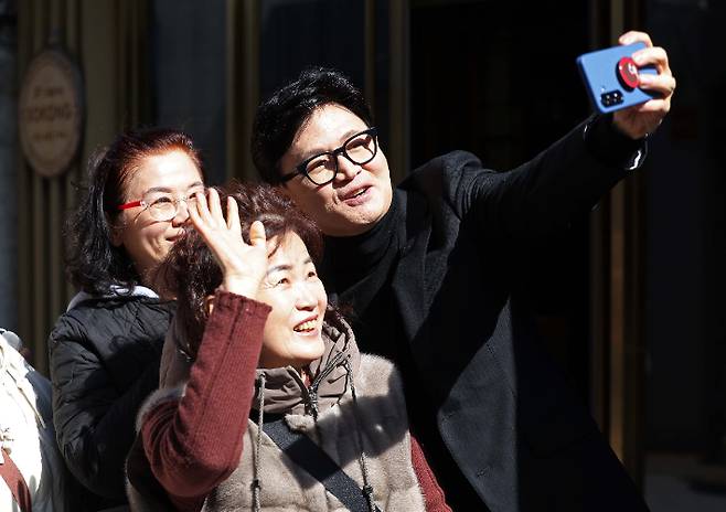 시민과 셀카 찍는 한동훈 (대구=연합뉴스) 김현태 기자 = 25일 오후 대구 중구 교동을 찾은 한동훈 전 국민의힘 대표가 시민과 셀카를 찍고 있다. 2026.2.25 mtkht@yna.co.kr (끝) <저작권자(c) 연합뉴스, 무단 전재-재배포, AI 학습 및 활용 금지> 연합뉴스