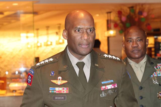 ▲제이비어 브런슨 주한미군사령관이 지난달 26일 서울 종로구 포시즌스호텔에서 조현 외교부 장관, 엘브리지 콜비 미 국방부(전쟁부) 정책담당 차관과 조찬 회동을 마친 뒤 이동하고 있다. ⓒ연합뉴스