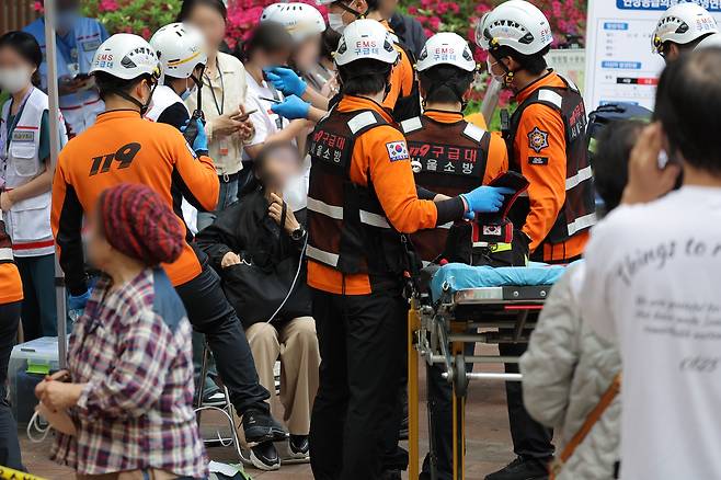 다음 달부터 시행되는 ‘지역 응급환자 이송체계 혁신 시범사업’에 따라 중증 응급환자의 골든타임을 확보하기 위한 이송 지침이 강화된다. 사진은 긴급 현장에서 환자의 상태를 분류하고 이송 준비를 하는 119 구급대원들의 모습. 앞으로는 이송이 지연될 경우 광역상황실이 지정한 ‘우선 수용 병원’이 정당한 사유 없이 환자를 거부할 수 없게 된다. 뉴스1