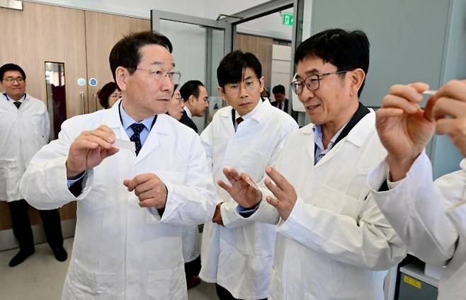 유정복 인천시장이 25일(현지시간) 영국 케임브리지대학교 화학과 연구실을 방문해 설명을 듣고 있다. 인천시 제공