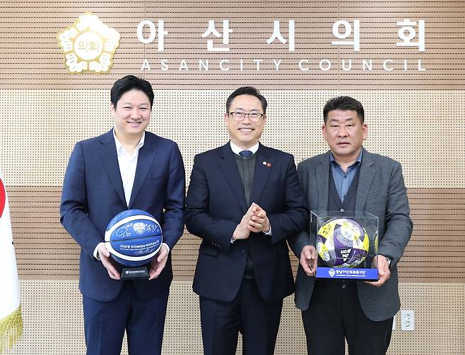 아산시의회는 지난 25일 의장실에서 아산시 연고 프로스포츠단, 우리은행 우리WON 여자프로농구단과 간담회를 개최했다. ⓒ아산시의회 제공