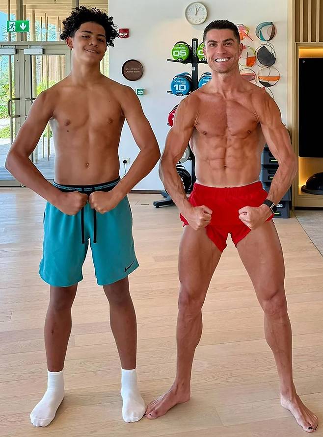 ▲ 포르투갈 역대 최고 호날두의 유전적 요인에 더해 전문적인 영양 관리와 최고 수준의 훈련 환경이 결합되면서 호날두 주니어는 신체 능력과 기술을 모두 겸비한 역대급 괴물 공격수가 탄생하고 있다는 평이 지배적이다. ⓒ 호날두 SNS