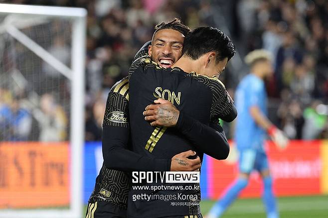 ▲ 유럽에서 무관 징크스를 날리고 온 손흥민이 미국에서 또 하나의 우승컵을 들 수도 있을 것 같다. MLS 최고 공격수이자 환상의 파트너 드니 부앙가가 이적설을 뒤로 하고 LAFC에 장기간 남게 됐다.