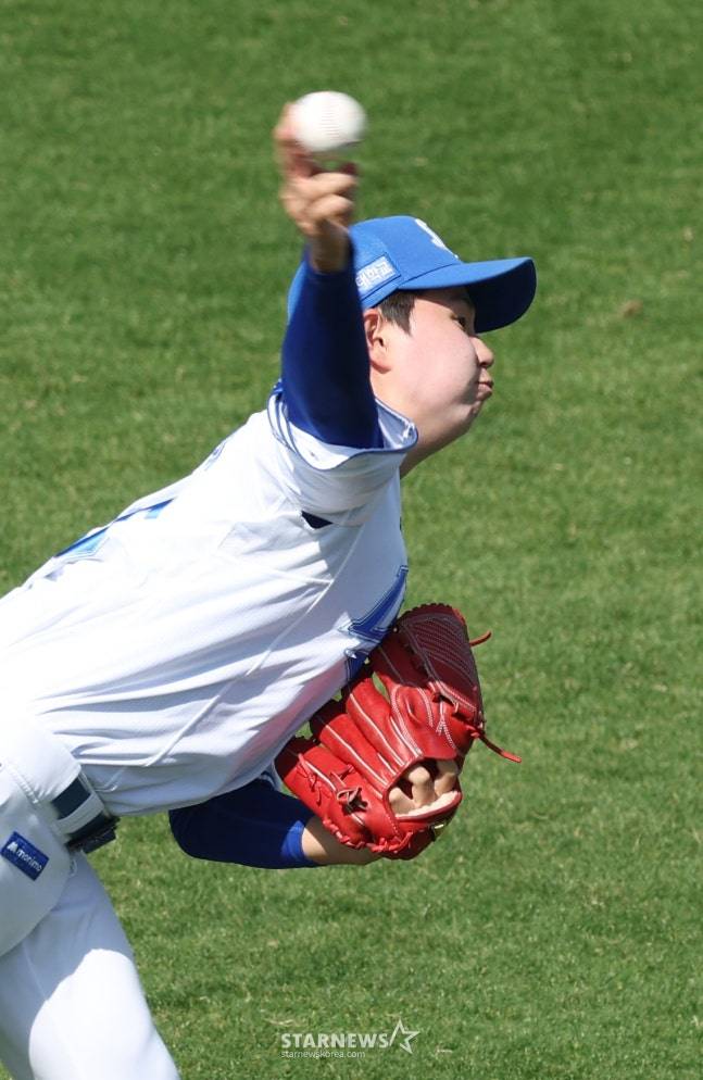 삼성 라이온즈가 22일 일본 오키나와 온나손 아카마 볼파크에서 스프링 캠프를 진행했다. 장찬희가 피칭 훈련을 하고 있다. /사진=김진경 대기자