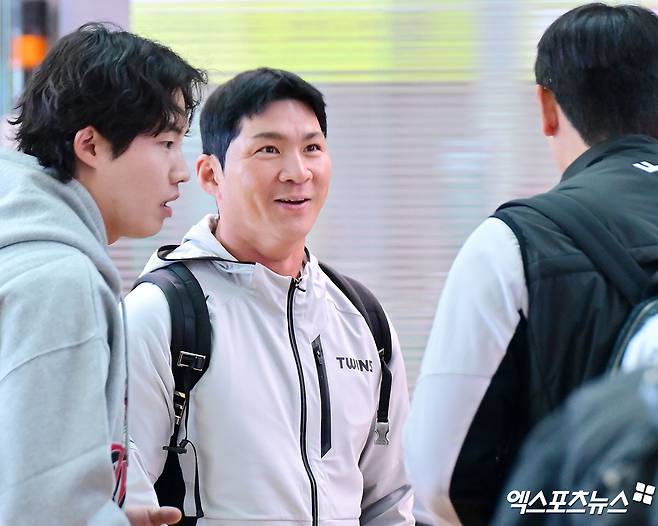 LG트윈스가 2차 스프링캠프를 위해 25일 오전 인천국제공항을 통해 일본 오키나와로 출국했다. 출국장으로 향하는 LG 오지환. 인천공항, 김한준 기자