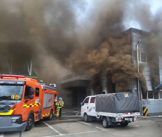 27일 낮 12시 57분께 화성시 병점구 경기도기술학교 용접교육관에서 화재가 발생해 1층 공간에서 다량의 검은 연기가 솟구치고 있다. 사진=경기도소방재난본부