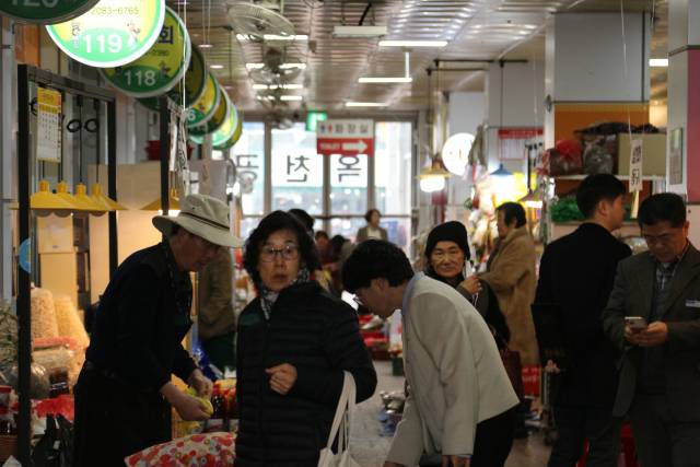 충북 옥천군 옥천공설시장. 지난 달 27일 장날처럼 붐비는 골목에 상인들의 목소리가 한층 높아졌고 계산대에서는 '그리고 카드로 결재 가능한가요?'라는 말이 연달아 들렸다. 사진 박병훈 기자