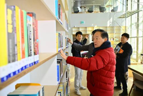 ◇이병선 속초시장을 26일 내달 개관 예정이 속초어린이영어도서관 현장을 찾아 개관 전 미비사항을 점검했다.