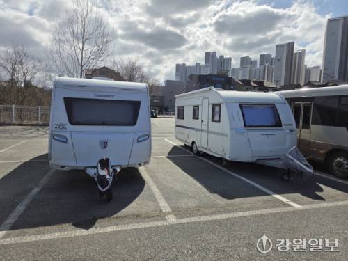 ◇24일 강릉 유천동 무료 공영주차장에 주차된 캠핑 트레일러. 강릉=권순찬기자