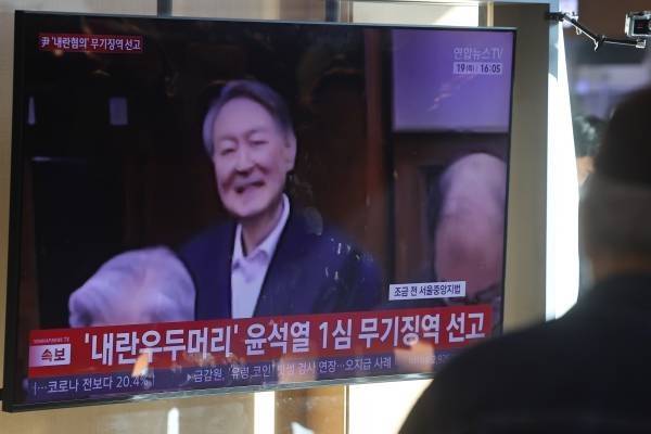 조사지난 19일 서울역 대합실에서 시민들이 12·3 비상계엄 관련 내란 우두머리 혐의로 기소된 윤석열 전 대통령에 대한 1심 선고공판 TV 생중계를 시청하고 있다. 이날 서울중앙지법 형사합의25부(지귀연 부장판사)는 윤 전 대통령에게 무기징역을 선고했다. 2026. 2. 19 ⓒ연합뉴스