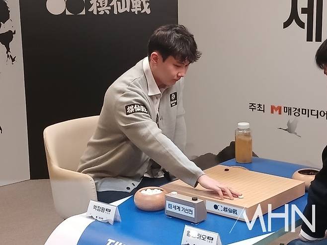 박정환 9단이 세계 기선전 결승 3번기 최종국에서 첫 수를 두고 있다.(사진 MHN 엄민용 선임기자)
