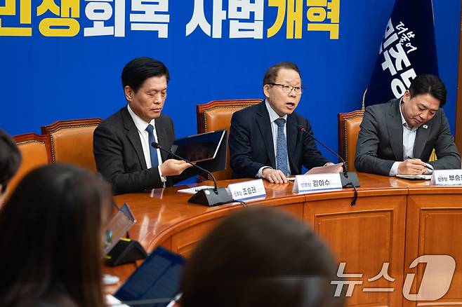 김이수 더불어민주당 중앙당 공천관리위원장이 27일 서울 여의도 국회에서 1차 공천 심사 결과를 발표하고 있다. 더불어민주당 중앙당 공천관리위원회는 이날 6.3 지방선거 1호 공천으로 강원특별자치도지사 후보에 우상호 전 청와대 정무수석을 단수공천한다고 밝혔다. 2026.2.27 ⓒ 뉴스1 유승관 기자