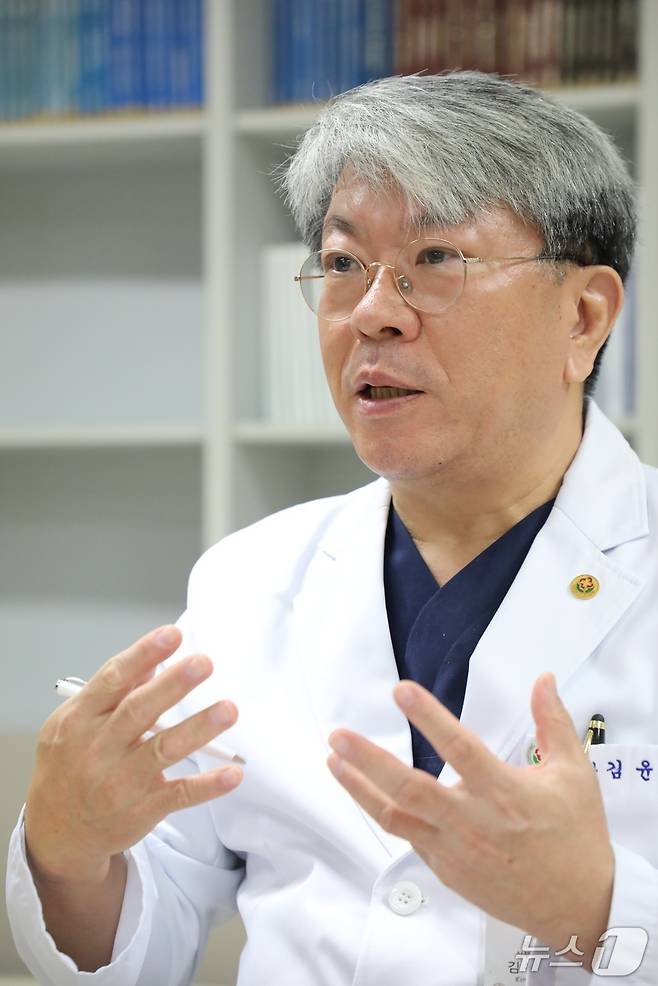 김윤하 전남대학교병원 산부인과 교수가 정년 퇴임을 앞두고 인터뷰를 하고 있다. (전남대병원 제공. 재판매 및 DB 금지) 2026.2.27