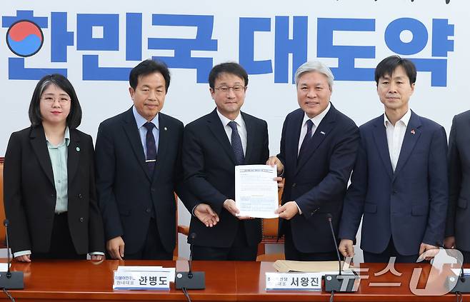 한병도 더불어민주당 원내대표가 지난 25일 서울 여의도 국회에서 열린 민주당-개혁진보4당 정치개혁 간담회에서 정치개혁 관련 요구안을 전달받고 있다. 왼쪽부터 용혜인 기본소득당 원내대표, 윤종오 진보당 원내대표, 한 원내대표, 서왕진 조국혁신당 원내대표, 한창민 사회민주당 원내대표. 2026.2.25 ⓒ 뉴스1 신웅수 기자