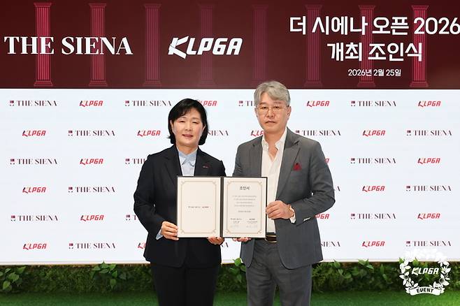 KLPGA투어 김순희 수석부회장(왼쪽)이 더 시에나 그룹 신동휴 회장과 국내 개막전 조인식을 갖고 포즈를 취하고 있다. 사진 | KLPGA
