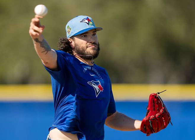 Toronto Blue Jays pitcher Cody Ponce makes a throw to first base during spring training baseball in Dunedin, Fla., Monday, Feb. 16, 2026. (Frank Gunn/The Canadian Press via AP) MANDATORY CREDIT
<저작권자(c) 연합뉴스, 무단 전재-재배포, AI 학습 및 활용 금지>