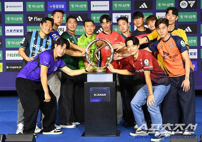 하나은행 K리그1 2026 개막 미디어데이가 25일 오전 서울 홍은동 스위스그랜드호텔 컨벤션센터에서 열렸다. 12개 구단 대표 선수들이 우승 트로피와 함께 포즈 취하고 있다. 정재근 기자 cjg@sportschosun.com/2026.2.25/