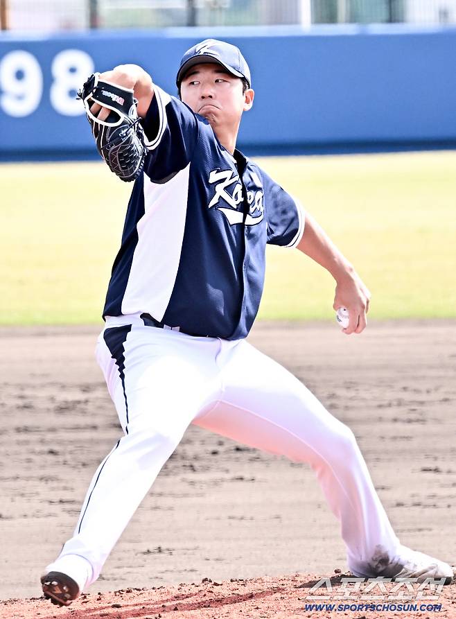 21일 일본 오키나와 고친다구장에서 열린 대한민국 야구 대표팀과 한화 이글스의 평가전. 송승기가 역투하고 있다. 오키나와(일본)=박재만 기자 pjm@sportschosun.com/2026.02.21/