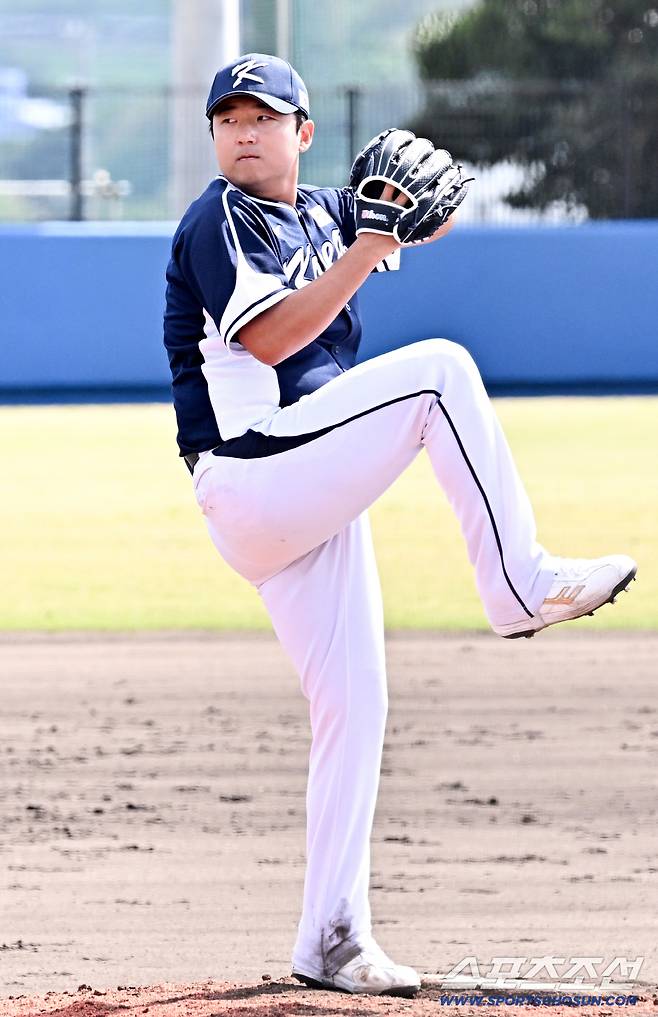 21일 일본 오키나와 고친다구장에서 열린 대한민국 야구 대표팀과 한화 이글스의 평가전. 송승기가 역투하고 있다. 오키나와(일본)=박재만 기자 pjm@sportschosun.com/2026.02.21/