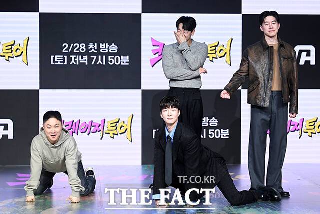 여행 유튜버 빠니보틀과 그룹 위너의 이승훈, 가수 비, 배우 김무열(왼쪽부터)이 27일 오후 서울 마포구 상암DMC 푸르지오 S-city에서 열린 ENA 새 예능프로그램 ‘크레이지 투어’ 제작발표회에 참석해 포즈를 취하고 있다. /서예원 기자