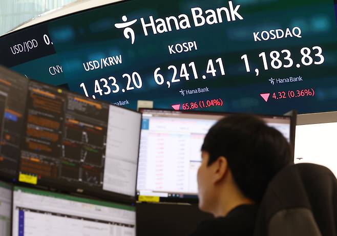 27일 오전 서울 중구 하나은행 본점 딜링룸 전광판에 코스피 지수가 표시되고 있다./뉴스1