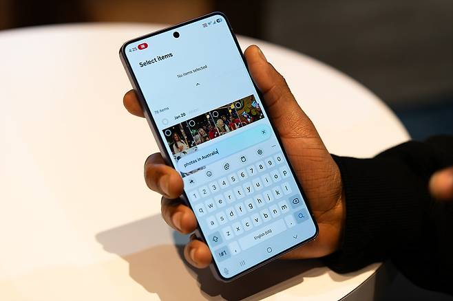 삼성전자가 25일(현지 시간) 미국 샌프란시스코에서 공개한 갤럭시 S26 시리즈의 신규 인공지능 기능 ‘나우 넛지’. 문자메시지를 주고받는 도중 AI가 알아서 필요한 기능을 제안해 준다. 샌프란시스코=뉴스1