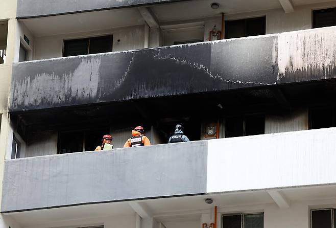 24일 서울 대치동 은마아파트 화재현장으로 화재감식 대원이 들어가고 있다. 2026.02.24. 서울=뉴시스