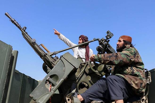 27일(현지시각) 아프가니스탄 코스트주 구르부즈 지역에서 탈레반 보안군이 대공포를 작동시키고 있다. AFP 연합뉴스