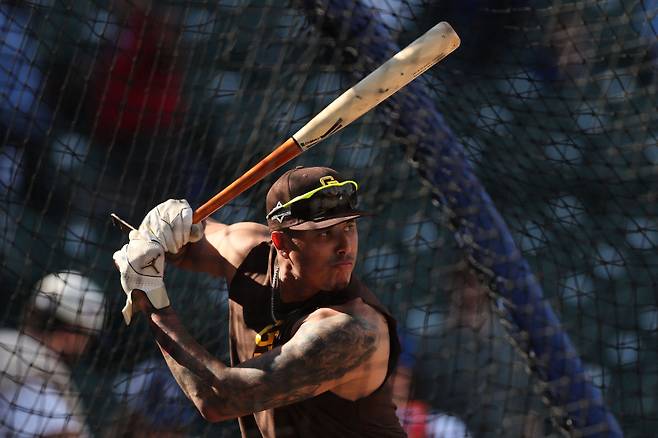 <yonhap photo-0997=""> CHICAGO, ILLINOIS - OCTOBER 02: Manny Machado #13 of the San Diego Padres warms up prior to the game against the Chicago Cubs in game three of the National League Wild Card Series at Wrigley Field on October 02, 2025 in Chicago, Illinois. Michael Reaves/Getty Images/AFP (Photo by Michael Reaves / GETTY IMAGES NORTH AMERICA / Getty Images via AFP)/2025-10-03 05:28:51/ <저작권자 ⓒ 1980~2025 ㈜연합뉴스. 무단 전재 재배포 금지, AI 학습 및 활용 금지></yonhap>