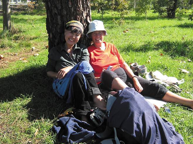 2006년 산티아고 순례길을 걷다가 찍은 기념사진. 왼쪽이 서명숙 제주올레 이사장이고 오른쪽이 잔느 케서린 헤니다. 이 사진 한 장으로 20년 만의 상봉이 성사됐다. 사진 제주올레