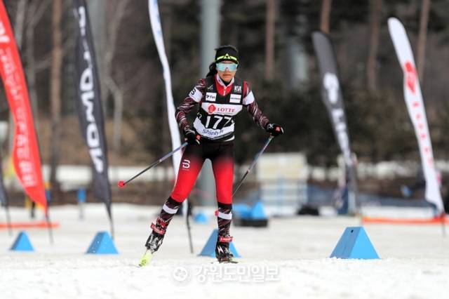 ▲ 진부초 김연두가 26일 평창 알펜시아 크로스컨트리 센터에서 열린 제107회 전국동계체육대회 크로스컨트리스키 여자12세이하부 프리3㎞에서 역주하고 있다. 김연두는 이 종목과 클래식2.5㎞ 기록을 합산해 우열을 가리는 복합에서 동메달을 획득했다. 한규빈 기자