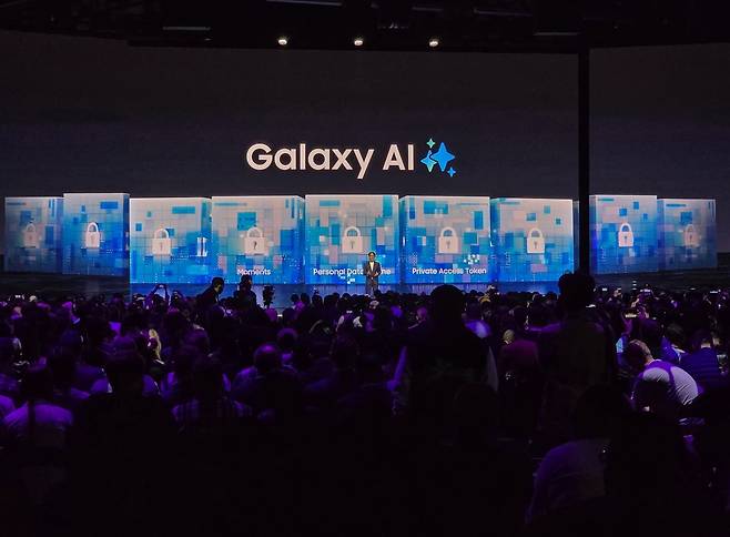 삼성전자가 25일(현지시간) 미국 샌프란시스코에서 개최된 상반기 '갤럭시 언팩 2026'에서 갤럭시S26 시리즈를 소개하고 있다. /사진=삼성전자