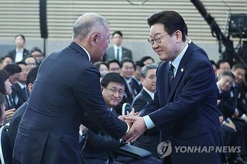 이재명 대통령이 27일 전북 군산새만금컨벤션센터에서 열린 새만금 로봇·수소·AI 시티 투자협약식에서 축사를 마친 뒤 정의선 현대차그룹 회장과 악수하고 있다.