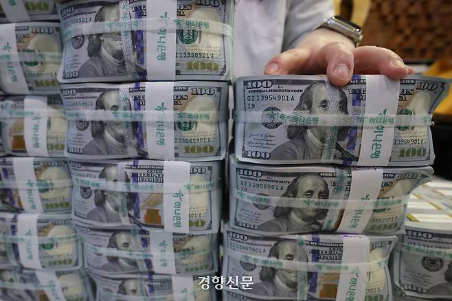 지난 4일 서울 중구 하나은행 위변조대응센터에서 직원이 달러화를 정리하고 있다. 성동훈 기자