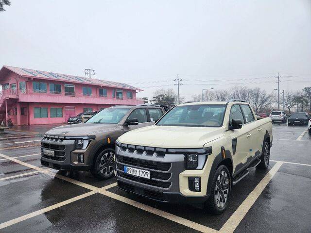 KG모빌리티가 출시한 2026 무쏘가 경기도 파주의 한 카페 주차장에 세워져 있다. 길이 5150㎜, 너비 1950㎜의 육중한 외관이 한눈에 들어온다. 전면부의 스퀘어 타입 범퍼와 라디에이터 그릴, 주간주행등(DRL)은 거칠고 남성적인 이미지를 풍긴다.