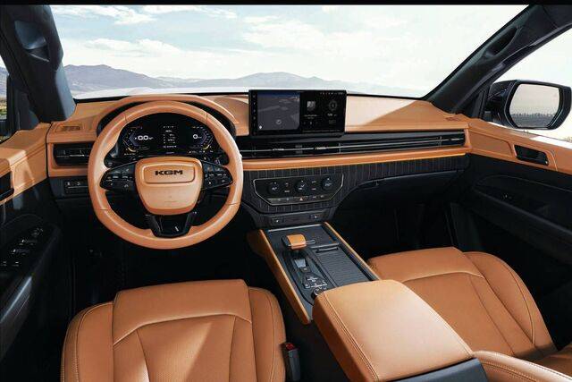 KG모빌리티 2026 무쏘 대시보드(위쪽)와 데크. 전면 카메라 모듈이 속도 제한 표지판을 인식해 클러스터에 알려주는 기능이 매우 유용하다. 또 일반형인 스탠다드 데크의 적재 중량은 최대 400㎏이다. 롱 데크를 선택하면 파워 리프 서스펜션 적용시 적재 중량이 700㎏까지 늘어난다. KG모빌리티 제공