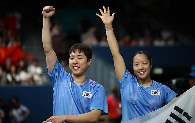 탁구 임종훈(한국거래소)-신유빈(대한항공)이 짜릿한 역전승을 펼치며 월드테이블테니스(WTT) 싱가포르 스매시 결승 진출에 성공했다. 사진은 2024년 7월30일(현지시각) 프랑스 파리 사우스파리아레나에서 열린 2024 파리올림픽 탁구 혼합 복식 동메달 결정전에 출전한 임종훈(왼쪽)과 신유빈이 승리 후 기뻐한 모습. /로이터=뉴스1