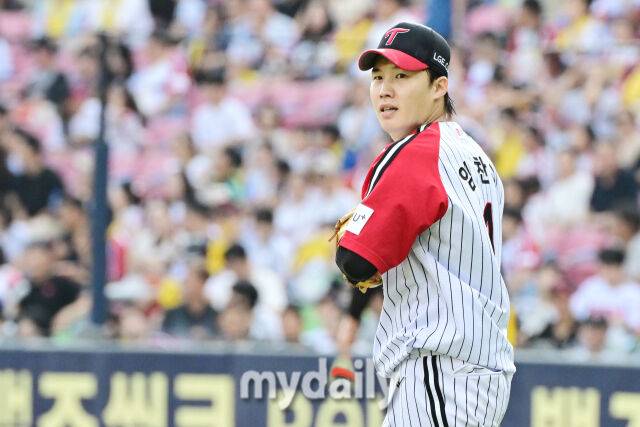 7일 오후 서울 잠실야구장에서 진행된 '2025 신한 SOL뱅크 KBO 리그' SSG-LG의 경기. LG 선발 임찬규가 1회말 한유섬에게 투런 홈런을 허용한 뒤 SSG 더그아웃을 바라보고 있다./마이데일리