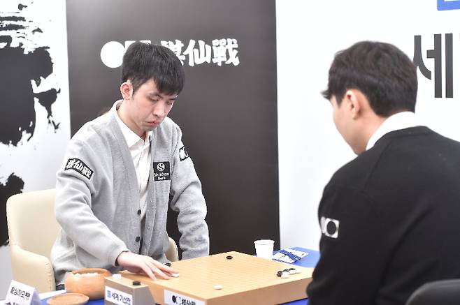 왕싱하오 9단(사진 왼쪽)의 착수 장면. 한국기원 제공