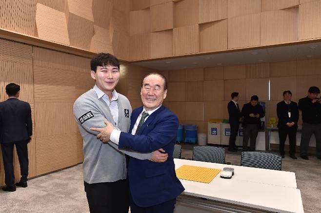 우승 후 검토실을 찾은 박정환 9단(사진 왼쪽)에게 축하의 포옹을 한 한국기원 정태순 이사장. 한국기원 제공