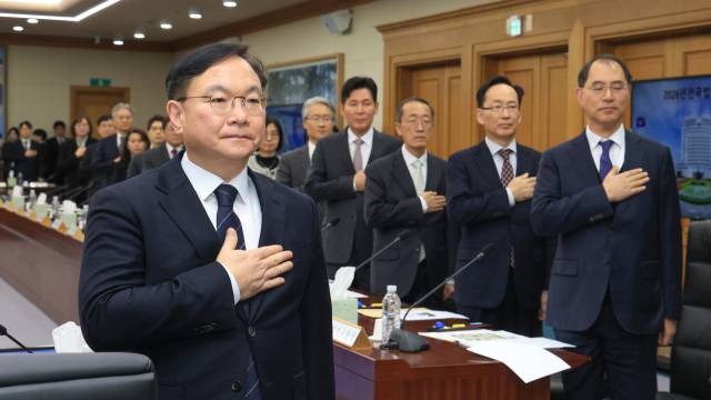 ▲박영재 법원행정처장을 비롯한 법원장들이 25일 서울 서초구 대법원에서 열린 전국법원장회의에서 국기에 경례하고 있다. ⓒ연합뉴스