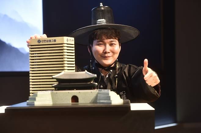 박정환 9단이 27일 서울 중구 신한은행 본점 특설 대국장에서 열린 제1회 신한은행 세계 기선전 결승 3번기 최종국에서 중국의 왕싱하오 9단을 꺾고 우승한 뒤 전통의상을 입고 세리머니를 선보이고 있다. 2026.2.27 한국기원 제공