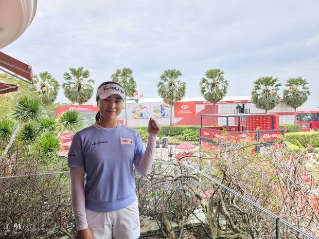 윤이나가 27일 싱가포르 센토사GC에서 열린 HSBC 위민스 월드 챔피언십 2라운드가 끝난 뒤 클럽하우스에서 포즈를 취하고 있다.