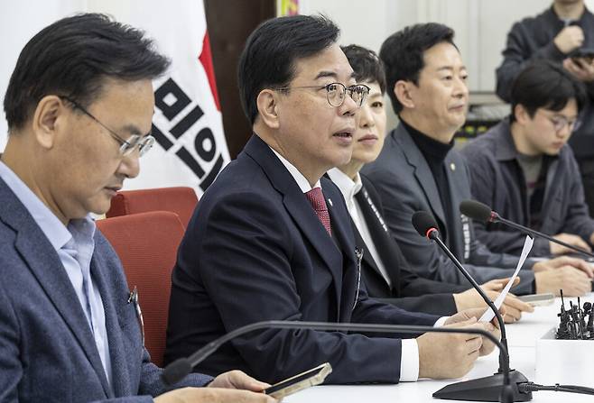 송언석 국민의힘 원내대표(왼쪽 두 번째)가 27일 국회에서 열린 기자간담회에서 현안 관련 발언을 하고 있다. ⓒ연합뉴스