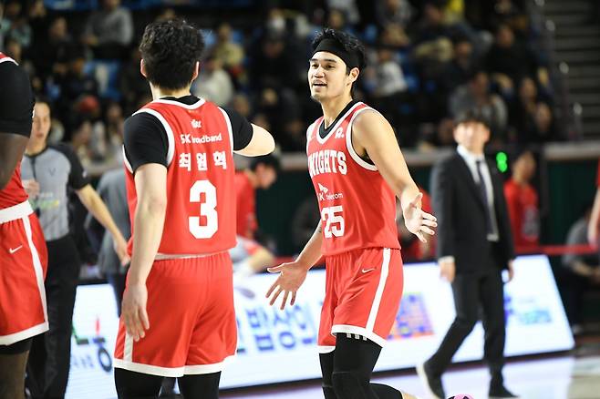 SK 알빈 톨렌티노(오른쪽)는 ‘2025~2026 LG전자 프로농구’ 정규리그 5라운드서 공격 비중을 높이며 팀의 새로운 득점원으로 떠오르고 있다. 사진제공|KBL