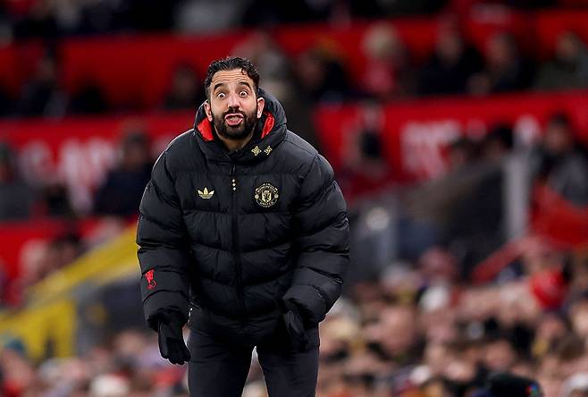 맨유 아모림 감독이 지난달 27일 뉴캐슬전에서 선수들을 독려하고 있다. Getty Images코리아