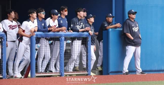 KIA 타이거즈가 24일 일본 오키나와현 카데나 야구장에서 WBC 한국 야구 대표팀과 연습경기를 가졌다. 류현진을 비롯한 대표팀 선수들이 경기를 바라보고 있다. /사진=김진경 대기자